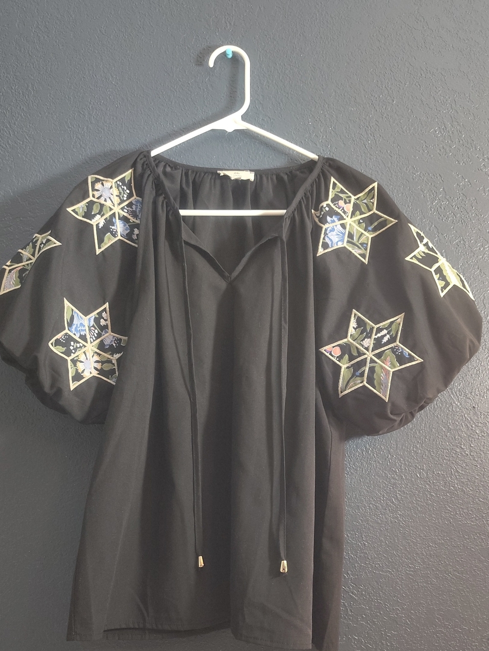 entro Black Boho Whimsical Artistic Fun Embroidered Star Puff-Sleeve Top